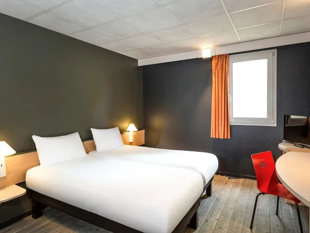 غرفة بسرير مزدوج وسرير فردي، Ibis Lannion Cote De Granit Rose 2/4
