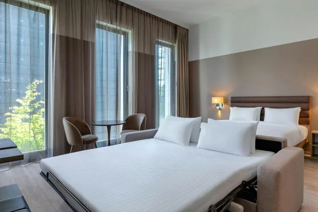 غرفة ديلوكس عائلية كبيرة بسرير كينج مع أريكة، AC Hotel by Marriott Wuerzburg 1/2