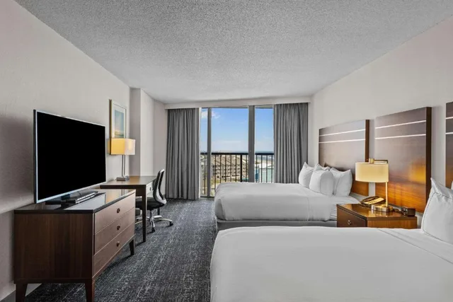 غرفة بسرير كينج بإطلالة على البحر، Doubletree By Hilton Atlantic Beach Oceanfront 1/2