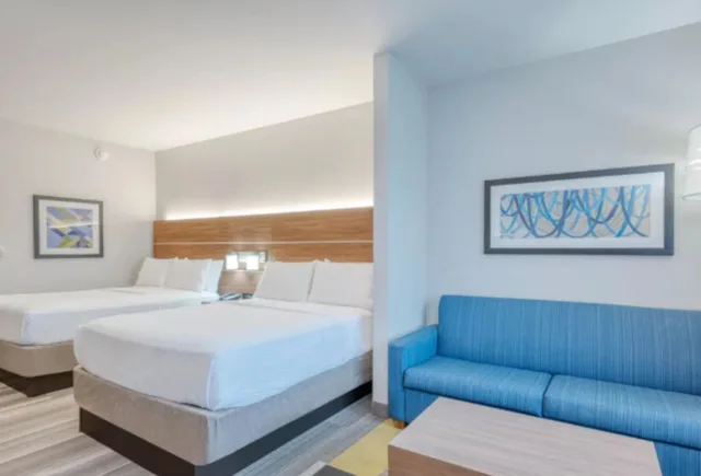 جناح بسرير كوين لذوي الإعاقة، Holiday Inn Express Suites St Louis Chesterfield 1/2