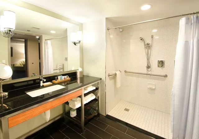 غرفة قياسية بسرير كينج لذوي الإعاقة، Crowne Plaza Princeton Conference Center 10/10
