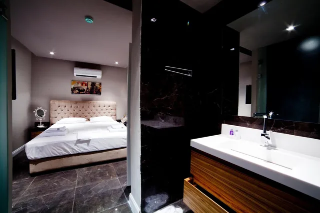جناح تنفيذي، Upper House Hotel 8/10