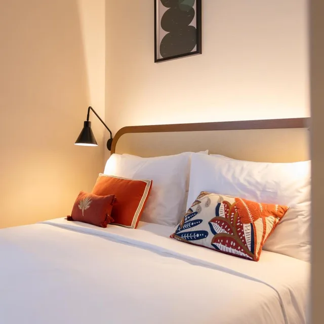 غرفة قياسية بسرير كوين، HOOD Hotel 5/8