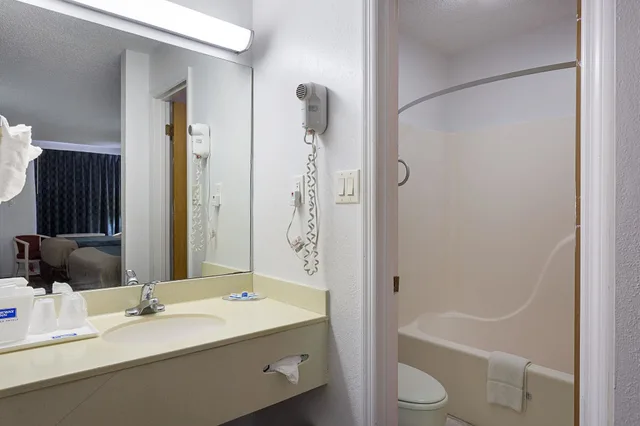Standard, 2 Queen Beds, Smoking, Rodeway Inn Lake City I-75 6/6