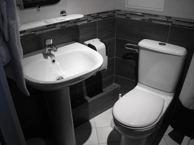 غرفة كومفورت ثلاثية بسرير مزدوج وسرير فردي، HOTEL DE LA PERDRIX ROUGE 6/8
