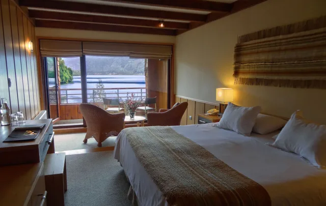 غرفة بسرير كينج، Puyuhuapi Lodge & Spa 1/1