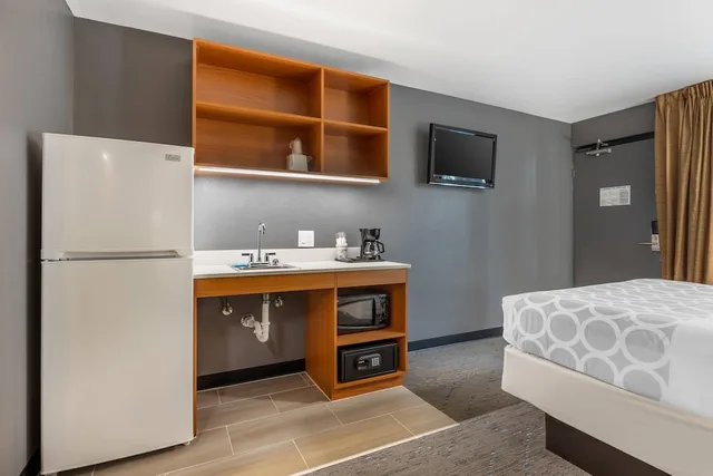 Room, Queen Bed, Accessible, Suburban Studios Branson On The Strip 6/9
