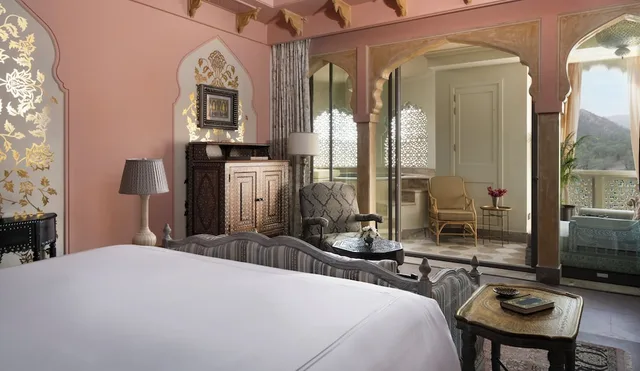 Landmark, King Bed, Balcony، Raffles Jaipur 1/6