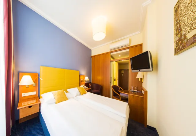 Budget, Double Bed, Street View، Austria Classic Hotel Wien 2/8