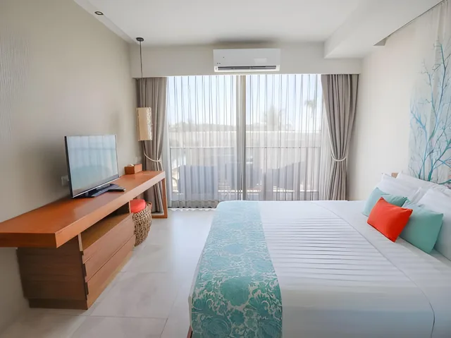 غرفة متصلة ديلوكس بسرير كينج وسريرين منفصلين بشرفة بغرفتي نوم، Bandara Beach Resort, Phuket 1/1