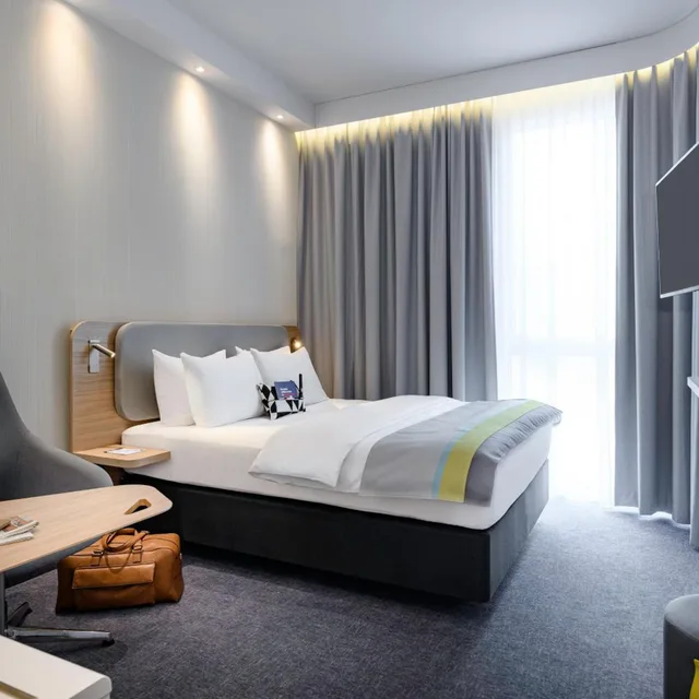 غرفة قياسية بسرير كينج وسرير كوين بإطلالة على الفناء، Holiday Inn Express Regensburg 1/8