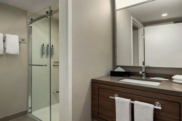 غرفة بسرير كينج، Courtyard by Marriott Richmond Chester 7/10