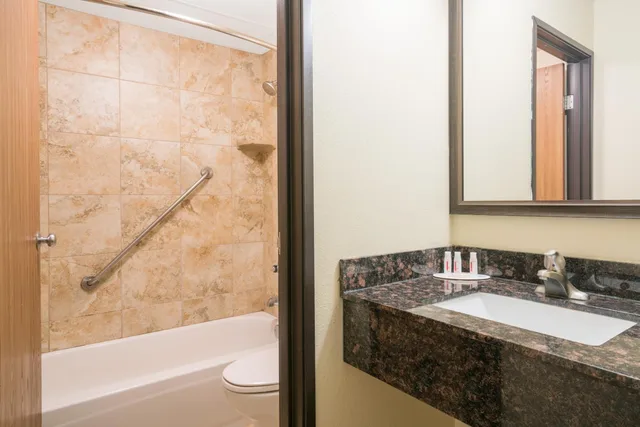 جناح بسرير كينج بغرفتي نوم مع أريكة، Days Inn & Suites by Wyndham Baxter Brainerd Area 3/3