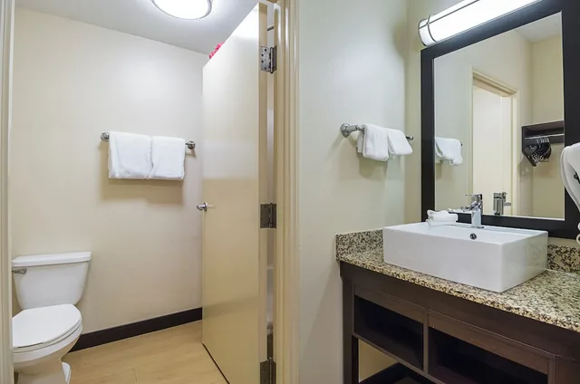 غرفة قياسية بسريرين مزدوجين لذوي الإعاقة، Red Roof PLUS Phoenix West 6/7
