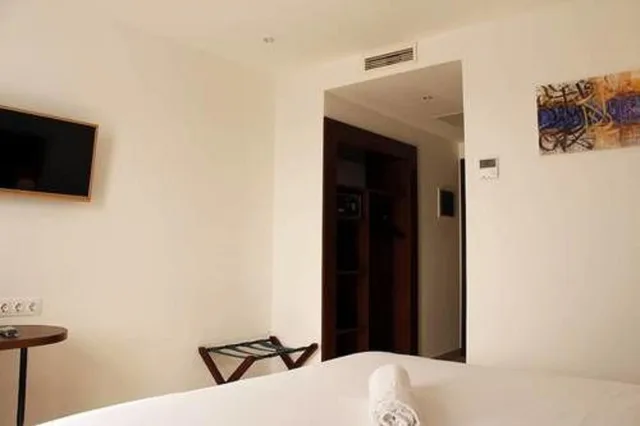 غرفة ثلاثية، Sofi Hotel 2/2