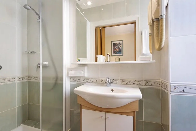 غرفة رباعية بسريرين مزدوجين، Hôtel Terminus Lyon 3/5