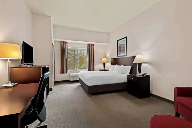 غرفة بسرير كينج مع أريكة لذوي الإعاقة، Comfort Inn and Suites Creswell 2/4