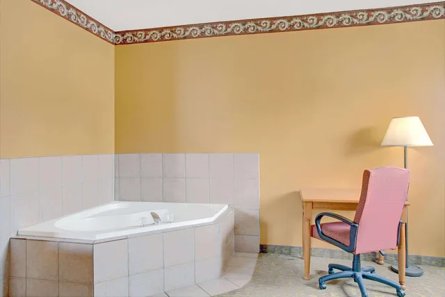 جناح بسرير كينج، Days Inn By Wyndham Lehi 2/2