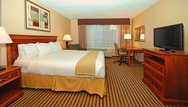 Standard, King Bed, Holiday Inn Express Kalamazoo 1/5