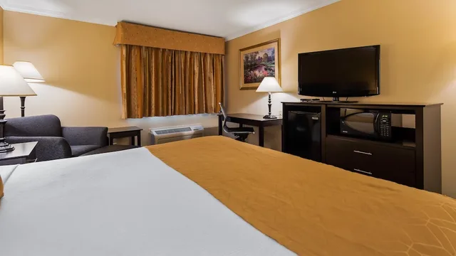 غرفة قياسية بسرير كينج بحوض جاكوزي، Best Western Inn & Suites Ontario 5/8