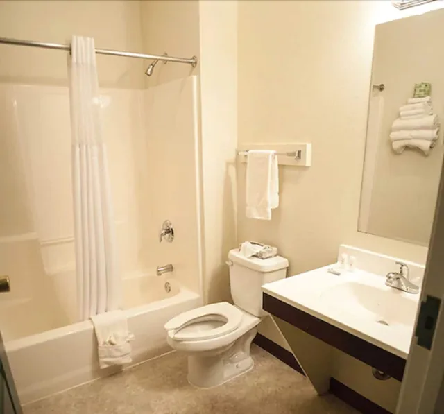 Room, 1 Single and 2 Queen Beds, 2 Queen Beds، Sitka Hotel And Restaurant 5/5