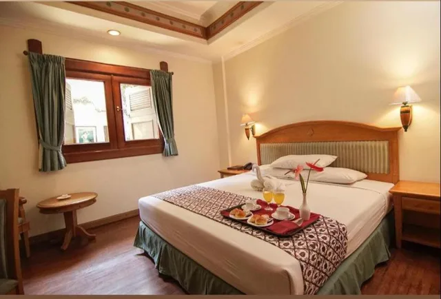 غرفة بسرير كينج بإطلالة على المسبح، KRESNA HOTEL WONOSOBO 6/9