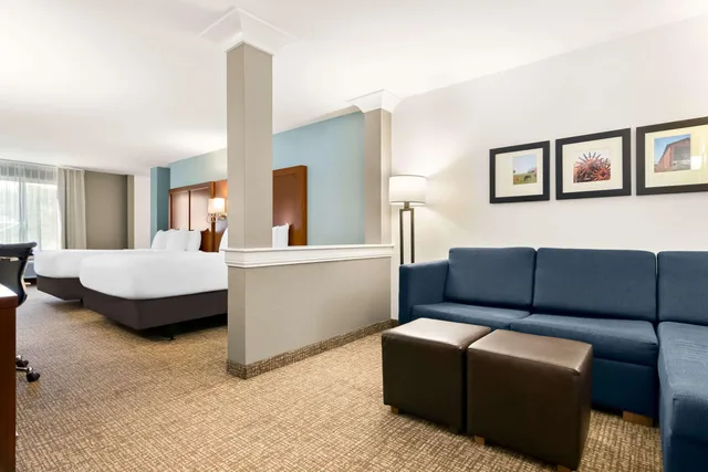 غرفة رباعية بسرير كوين لذوي الإعاقة، Comfort Suites Rensselaer Near Fair Oaks 2/3
