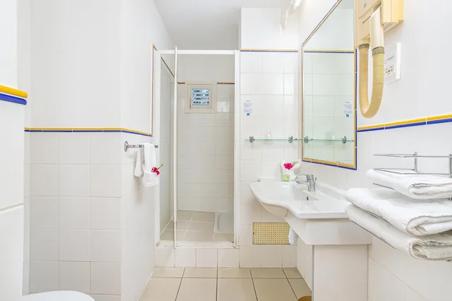 شقة بسرير مزدوج بغرفة نوم واحدة مع أريكة بمطبخ صغير، Karibea Resort Sainte Luce Residence Caribia 4/4