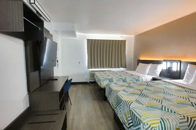 2 Queen Beds Mob Acc RI Shwr Nsmk Micfridg، Motel6 Sacramento, CA - Central 10/10
