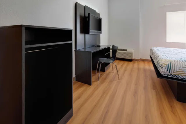 1 King Bed - Mobility Accessible Tub Smk، Motel6 San Antonio Tx Airport 2/3