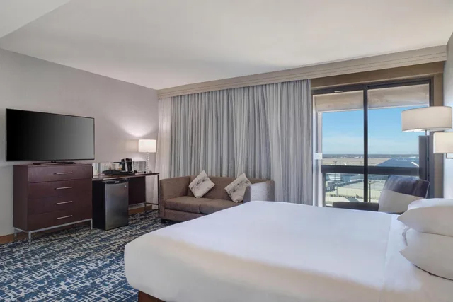 جناح جونيور بسرير كينج مع أريكة، Hyatt Regency DFW International Airport 4/6