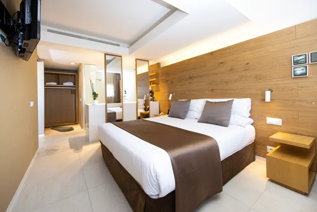 غرفة ديلوكس ثلاثية بإطلالة على البحر، Leonardo Boutique Hotel Mallorca Port Portals 2/6
