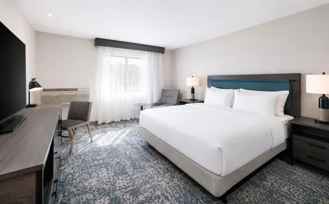 غرفة بسرير كينج لذوي الإعاقة، Seacliff Inn Aptos, Tapestry Collection by Hilton 1/10