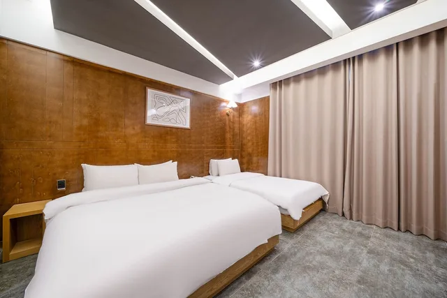Deluxe, 1 Double and 1 Single Bed, Brown-Dot Hotel Daegu Hyukshin Doshi 2/10