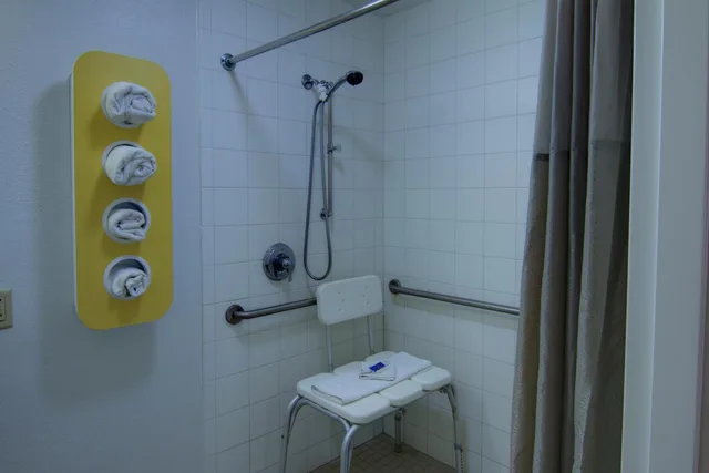 1 King Bed - Mobility Access RI Shwr Smk، Motel6 West Monroe, LA 10/10