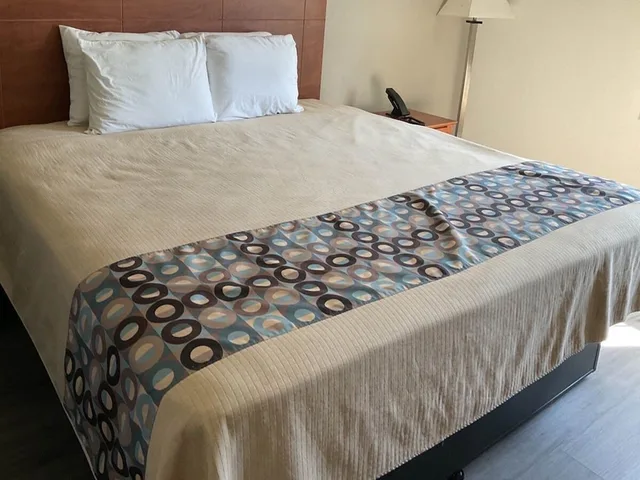 Deluxe, King Bed, Motel6 Putnam, CT 2/3