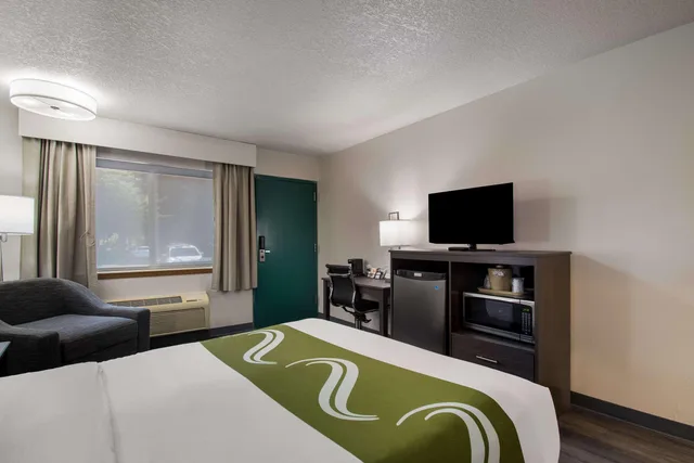 غرفة بسرير كوين لذوي الإعاقة، Quality Inn & Suites Wilsonville OR 2/6