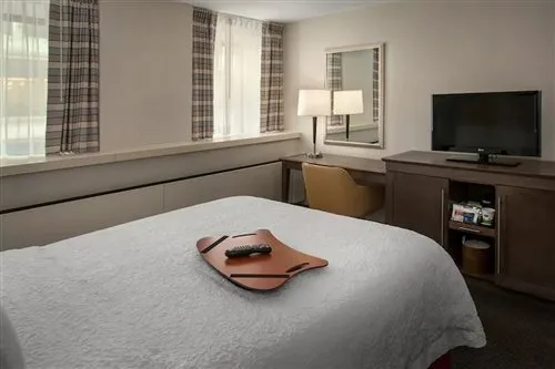 غرفة بسرير كينج بحوض استحمام لذوي الإعاقة، Hampton Inn and Suites Milwaukee Downtown 1/1
