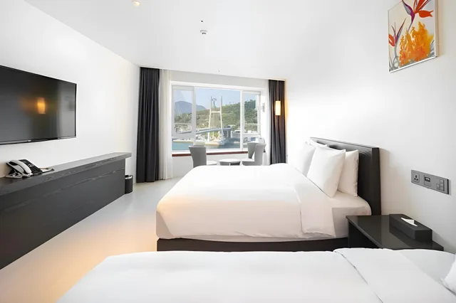 Bridge, Ocean, Twin Beds, Pool Access, Hotel Haven 1/1