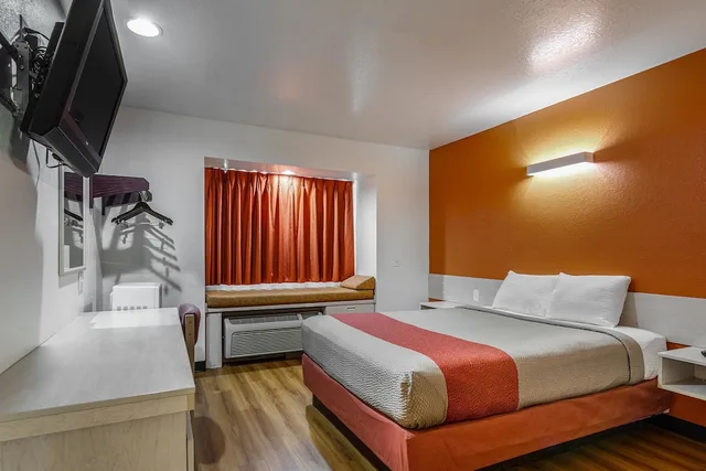 غرفة قياسية بسرير كوين، Motel6 McAlester, OK 2/8