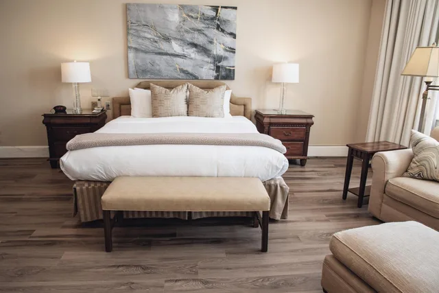 Executive, Suite, King Bed, City View, Sofa, Jetted Tub, Haywood Park Hotel, Ascend Hotel Collection 3/4