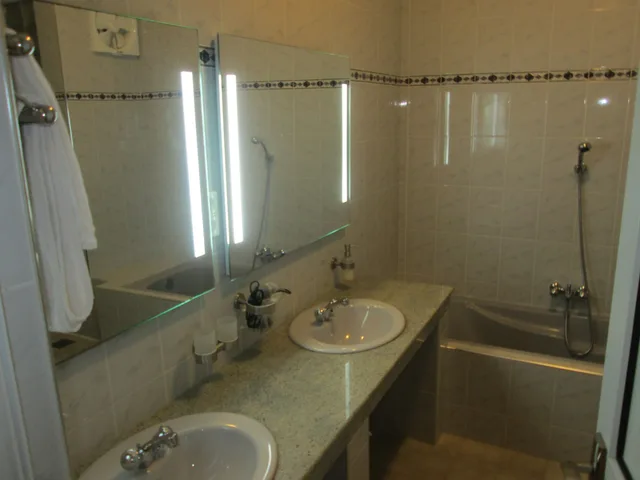 غرفة قياسية بسرير كينج بشرفة، Raja Beach Hotel 10/10
