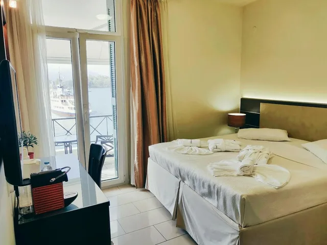 غرفة قياسية بسريرين منفصلين بإطلالة على البحر، Hotel Manessi 1/3