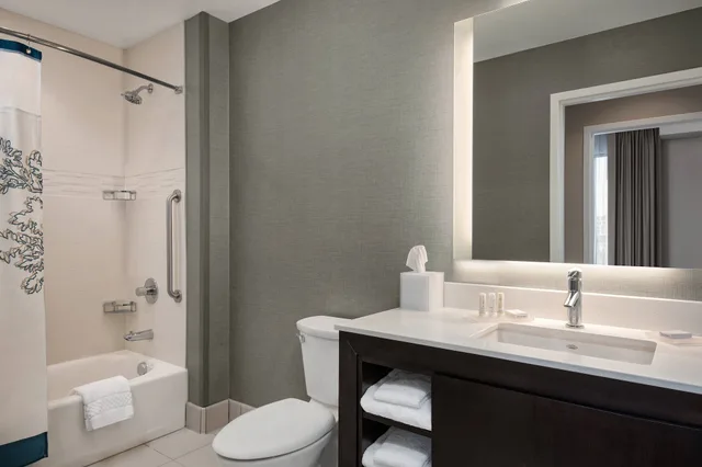 جناح بسريرين كوين بغرفة نوم واحدة مع أريكة، Residence Inn Boise Downtown City Center 1/1