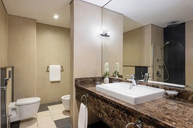 غرفة قياسية بسريرين منفصلين، Golden Tulip Doha 3/6