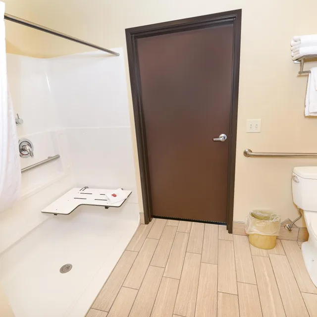 جناح لذوي الإعاقة، Baymont by Wyndham Grand Forks 9/9
