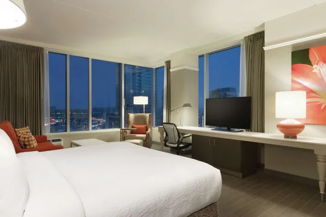 جناح تنفيذي ركني بسرير كينج، Hilton Garden Inn Calgary Downtown 1/5