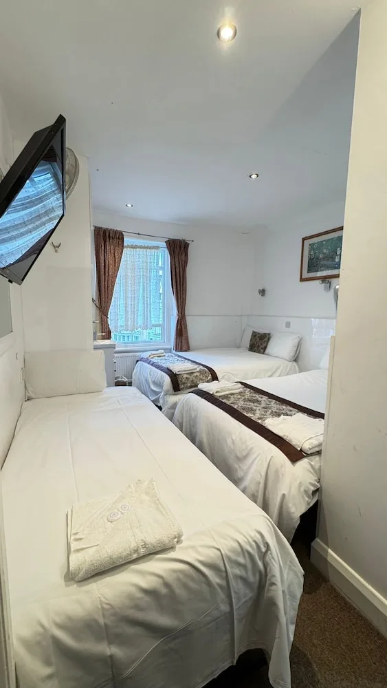 Family, 1 Single and 2 Double Beds, Hotel Earls Court 3/5