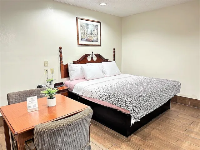 غرفة قياسية بسرير كينج للمدخنين، Budget Inn 3/6