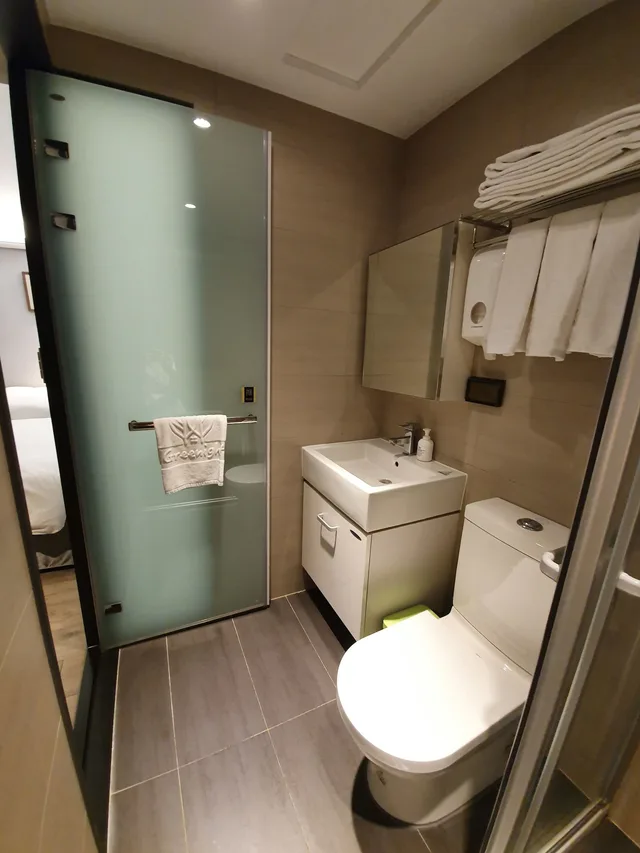 غرفة قياسية ثلاثية بسرير مزدوج وسرير فردي، Greenight Hotel 7/7